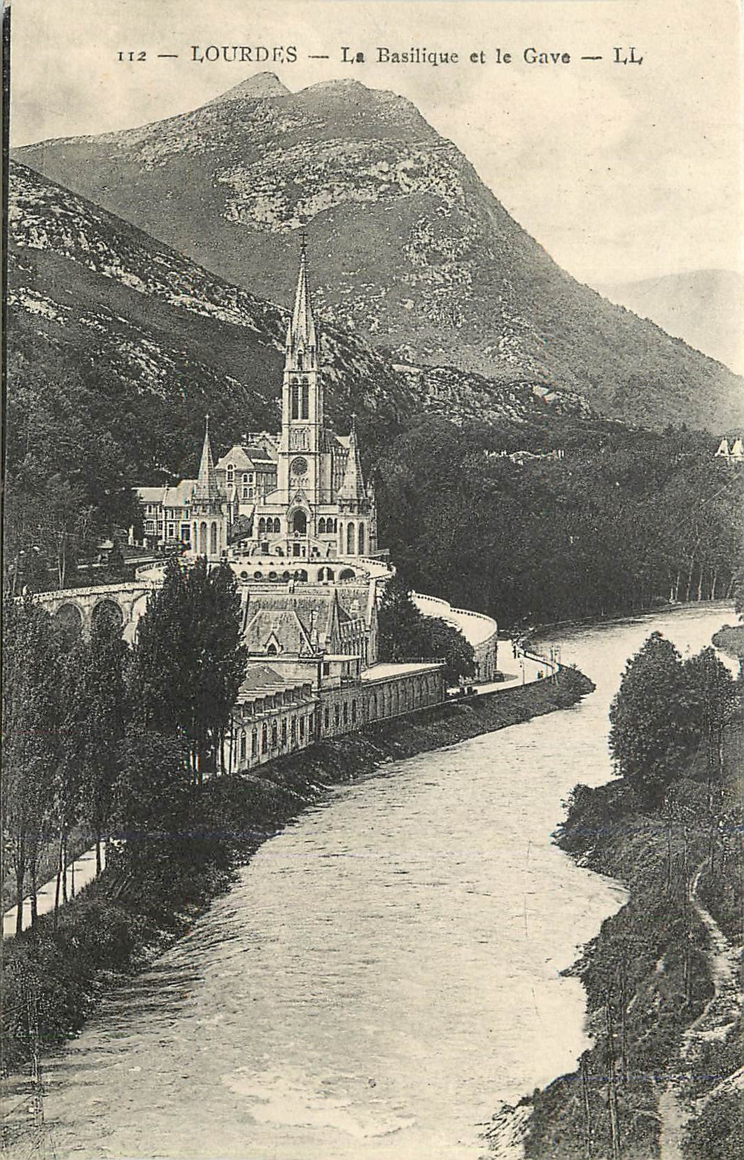 CPA Lourdes La Basilique et le Gave 