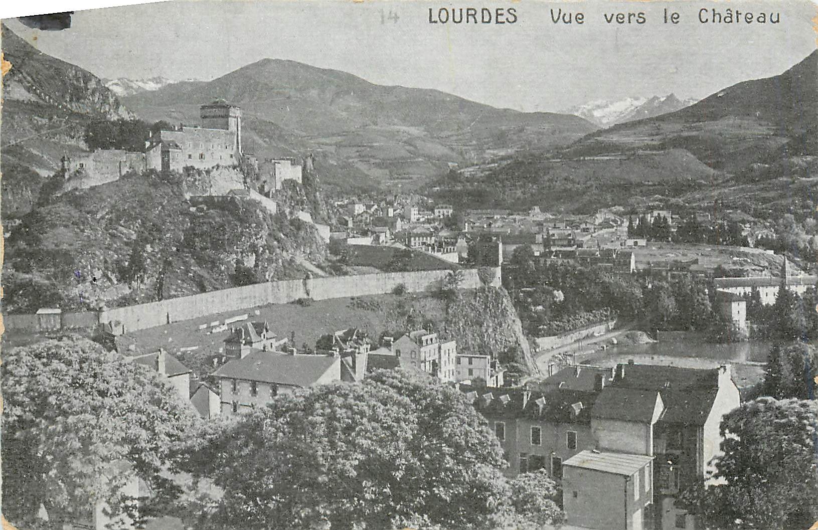 CPA Lourdes Vue vers le Chateau 
