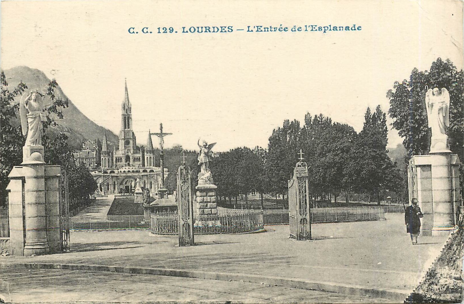 CPA Lourdes L'Entree de l'Esplanade 
