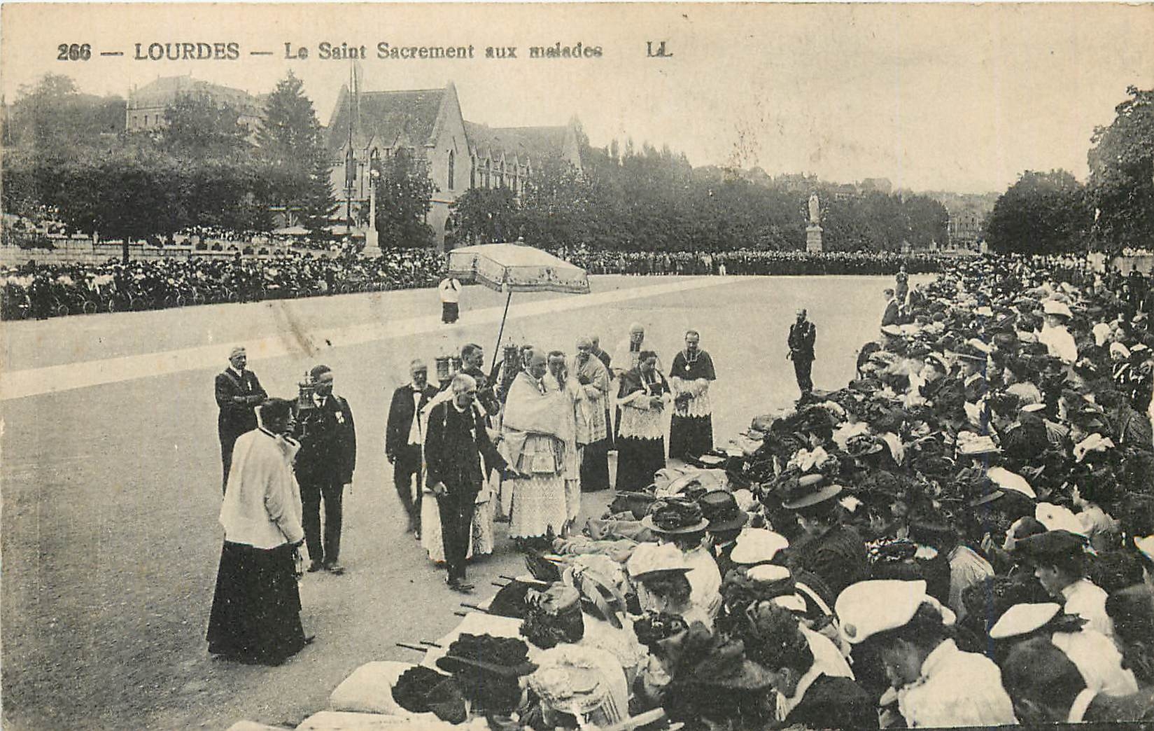 CPA Lourdes Le Saint Sacrement aux maisdes 