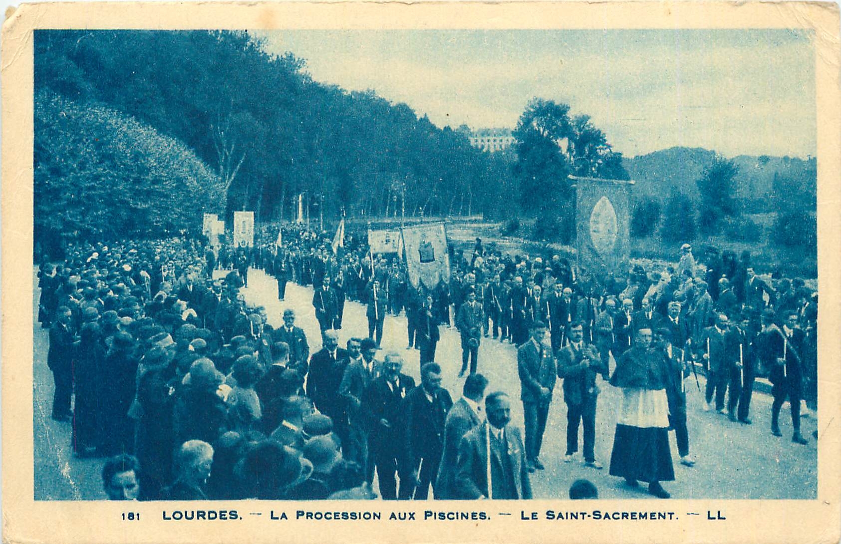 CPA Lourdes La Procession aux Piscines Le Saint Sacrement 
