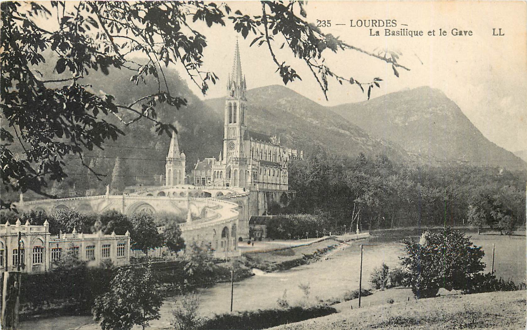CPA Lourdes La Basilique et le Gave 