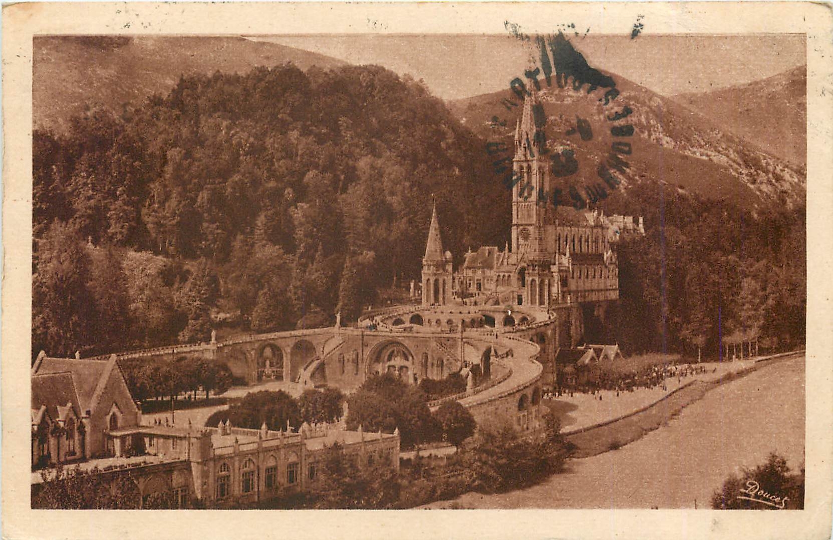 CPA Lourdes Vire ensemble de la Basilique 