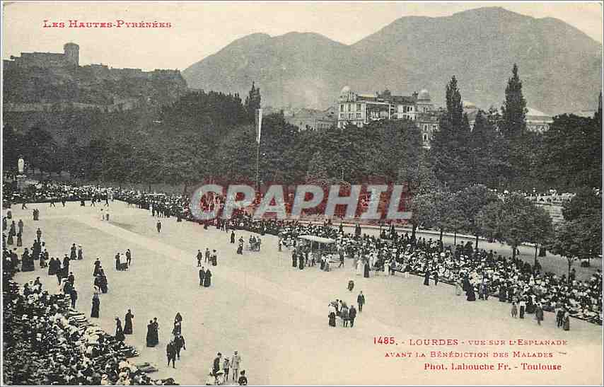 CPA Lourdes Vue sur l'Esplanade Avant la Benediction des Malades 