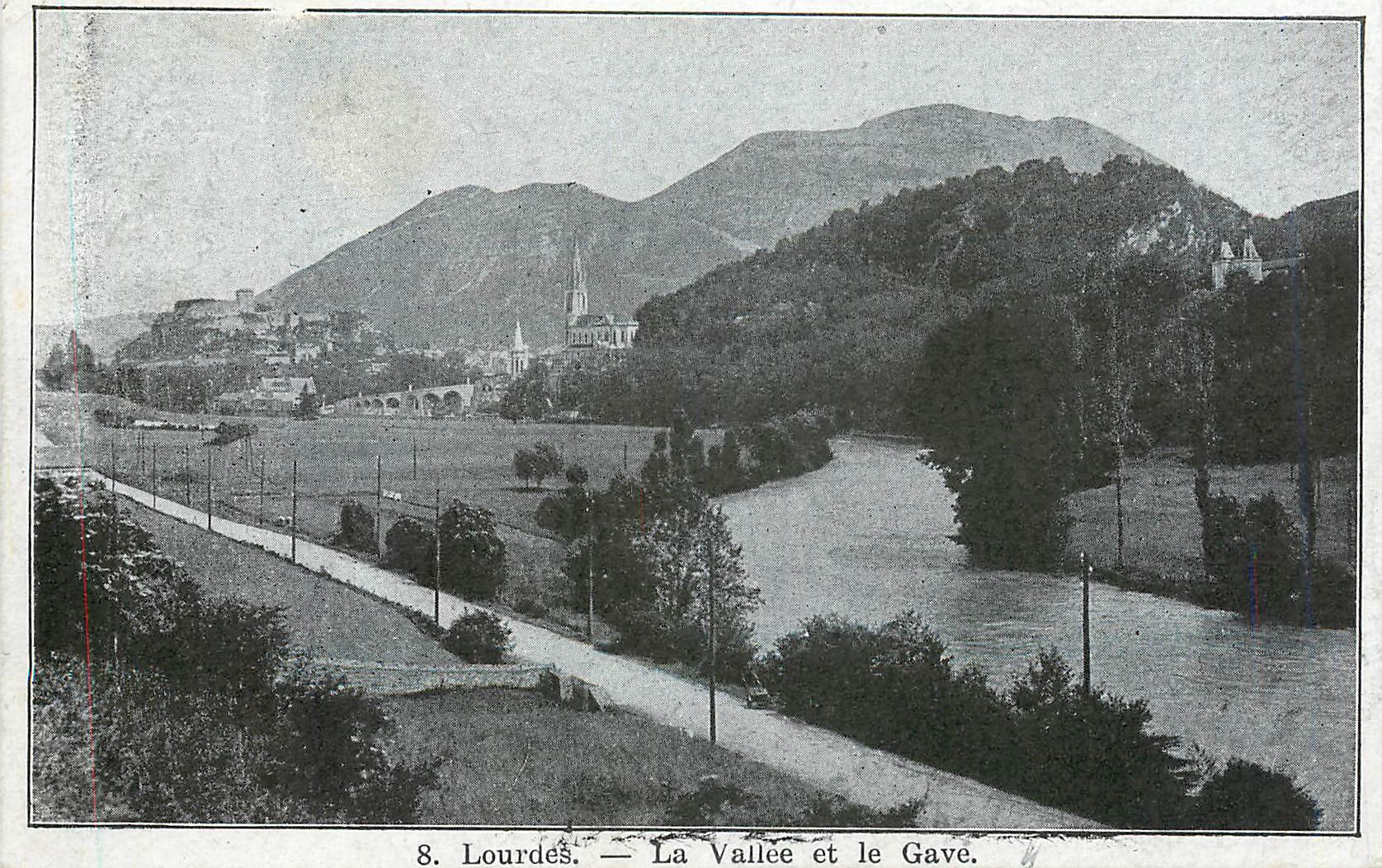 CPA Lourdes La Vallee et le Gave 
