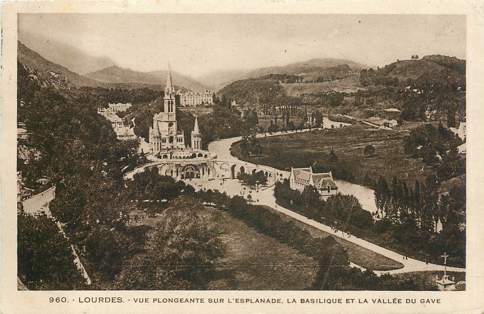 CPA Lourdes Vue plongeante sur l'Esplanade la Basilique et la Vallee du Gave 