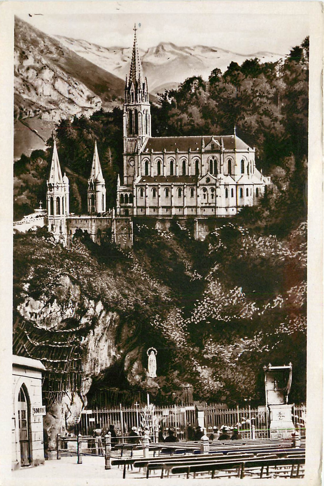 CPA Lourdes La Grotte et la Basilique 
