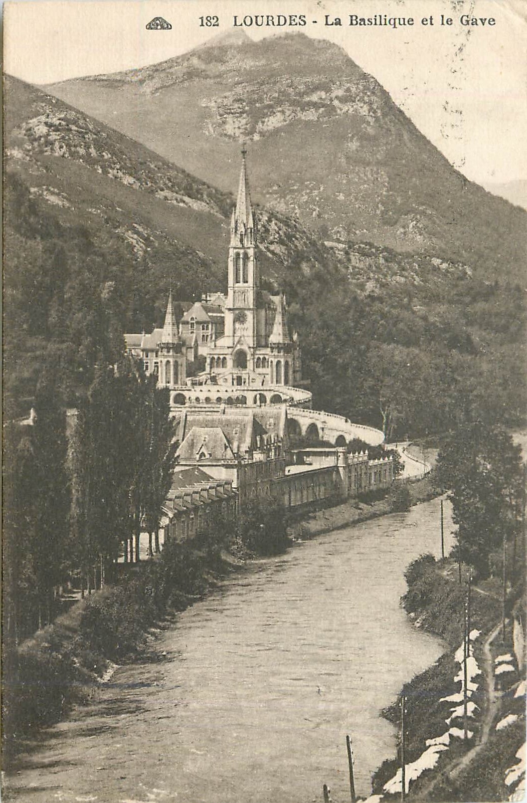 CPA Lourdes La Basilique et le Gave 