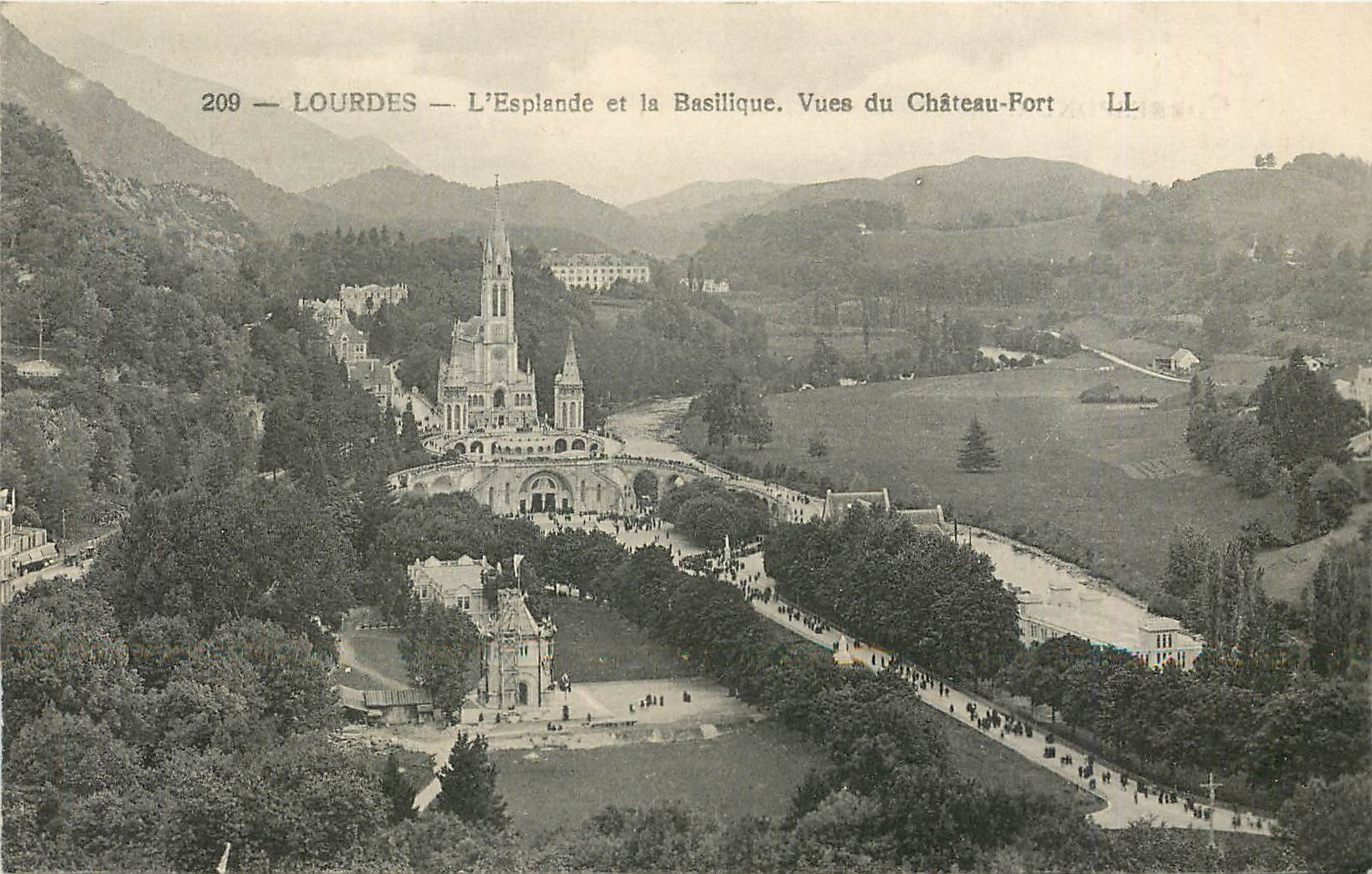 CPA Lourdes L'Esplanade et la Basilique Vues du Chateau Fort 