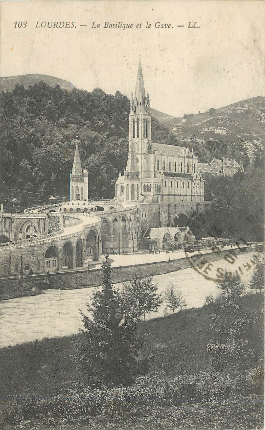 CPA Lourdes La Basilique et le Gave 