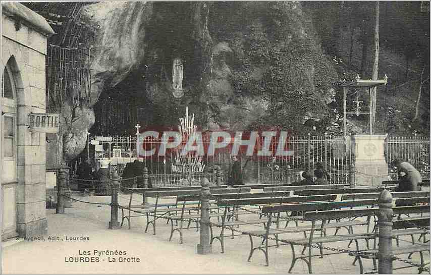 CPA Les Pyrenees Lourdes La Grotte 