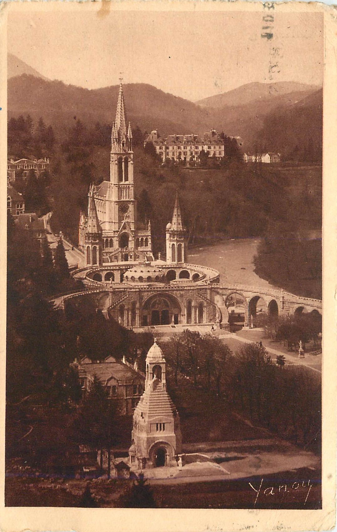CPA Lourdes La Basilique et le Monument aux Morts vus du Chateau 