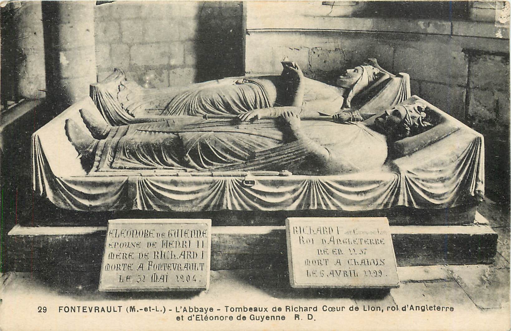 CPA Fontevrault M et L l'Abbaye Tombeaux de Richard Coeur de Lion roi d'Angleterre et d'Eleonore de 