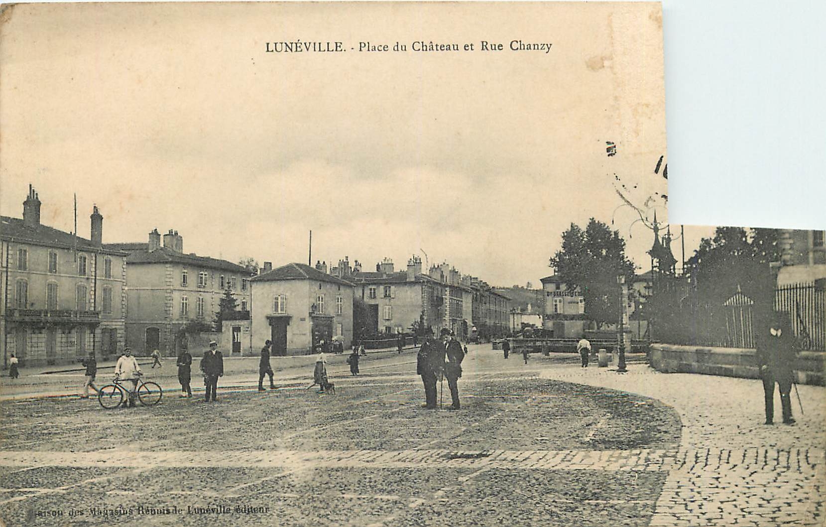 Lunéville - Place du Château et Rue Chanzy — éditeur : Magasins Rémois de Lunéville