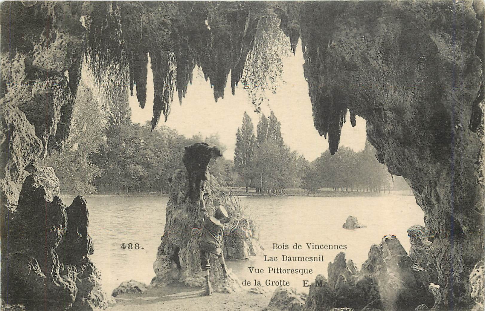 CPA Bois de Vincennes Lac Daumesnil Vue Pittoresque de la Grotte 