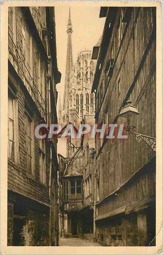 CPA Rouen Vieille Rue Au fond la Cathedrale 