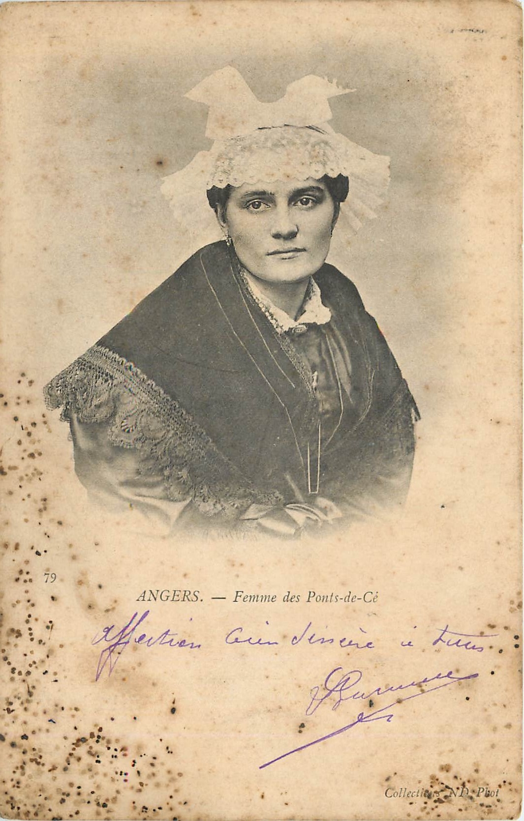 CPA Angers Femme des Ponts de Ce Folklore