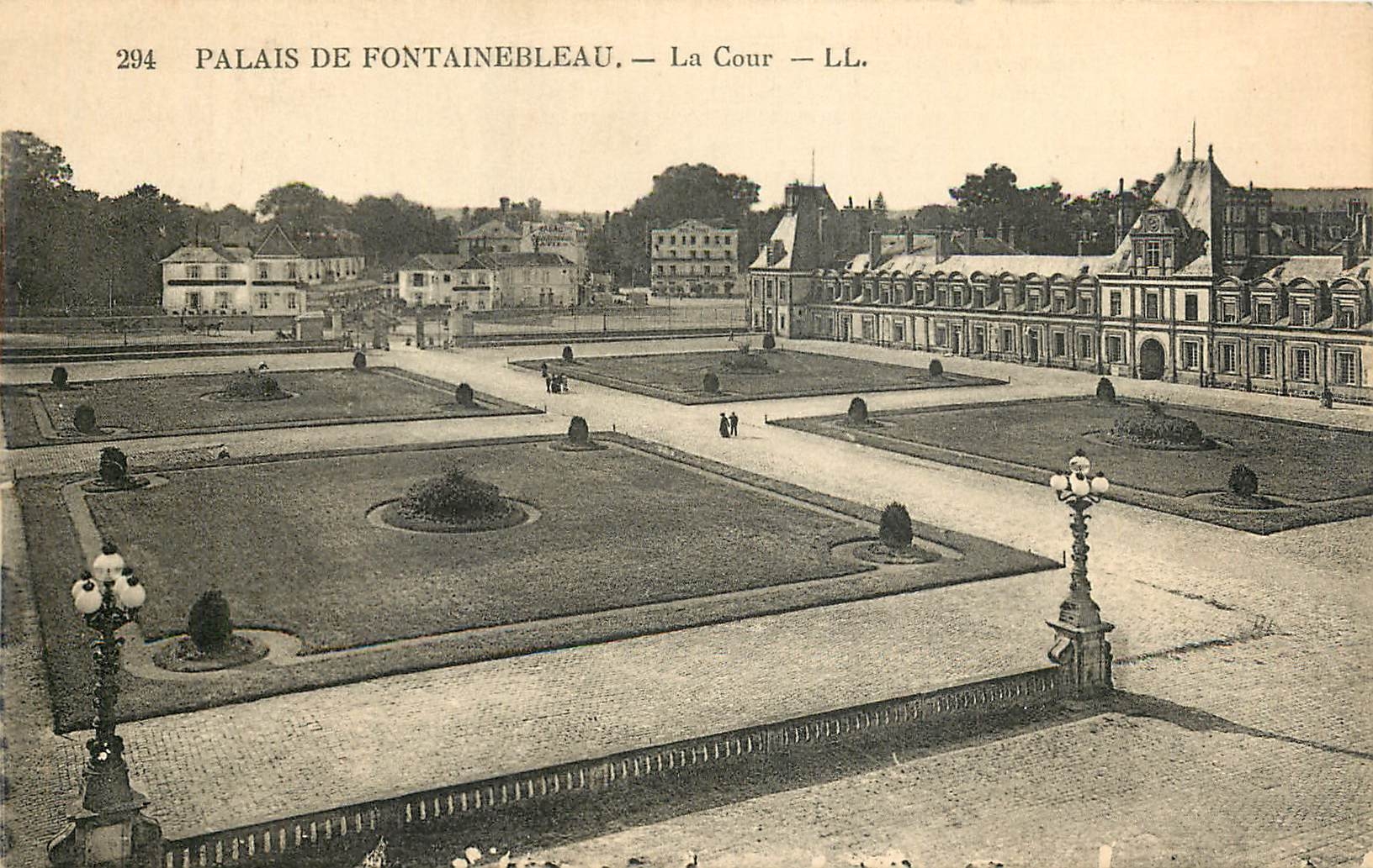 Palast von Fontainebleau — Der Innenhof — LL. — n° 294