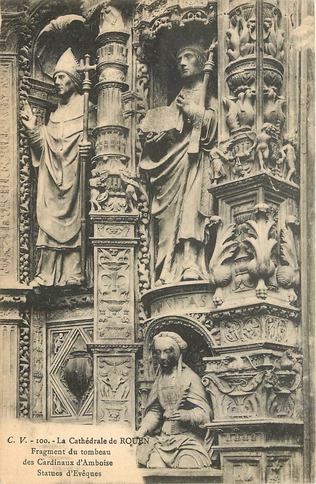 CPA La Cathedrale de Rouen Fragment du Tombeau des Cardinaux d'Amboise Statues d'Eveques 
