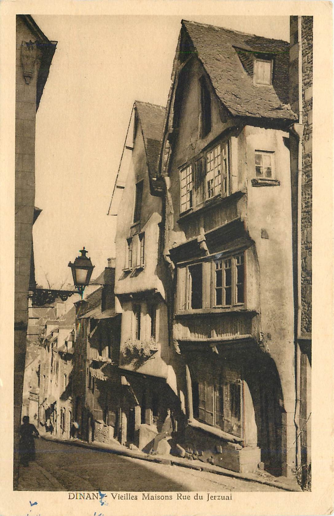 CPA Dinan Vieilles Maisons Rue du Jerzual 