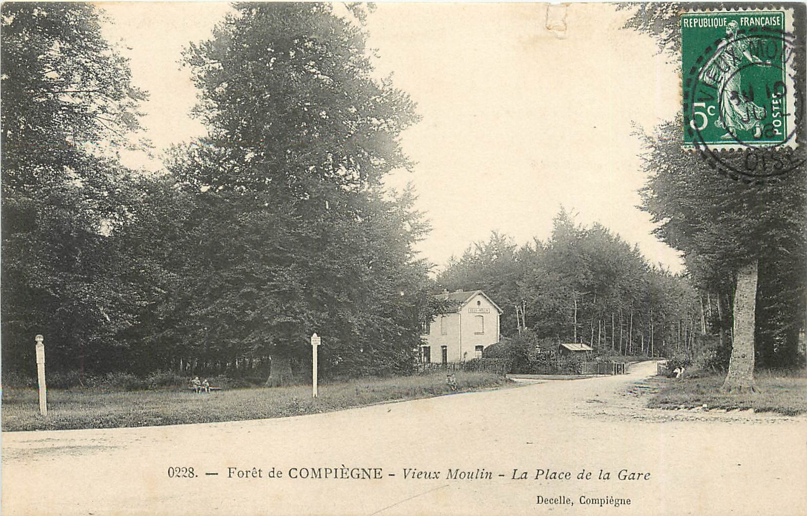 CPA Foret de Compiegne Vieux Moulin La Place de la Gare 