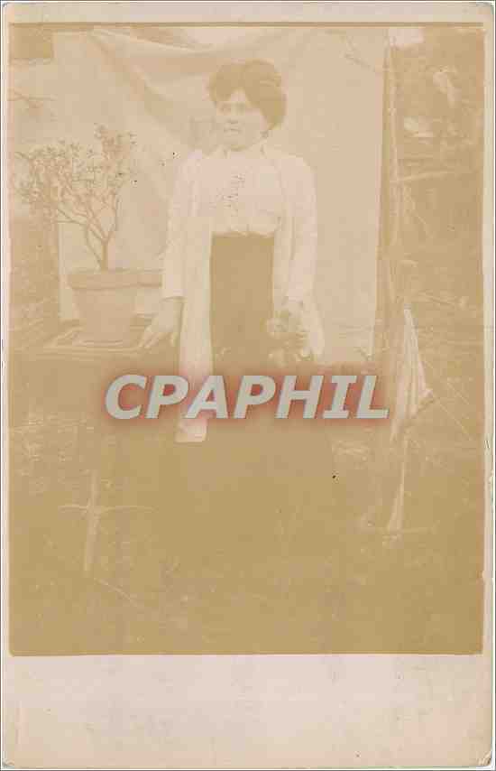 Femme en robe blanche — intérieur — éditeur CPAPHIL, n° de série non visible