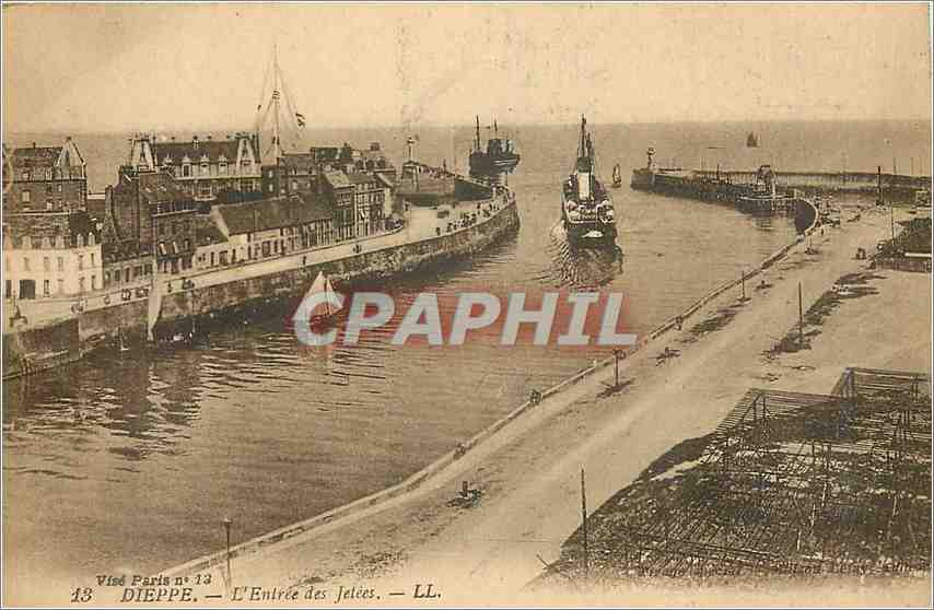 CPA Dieppe L'Entree des Jetees Bateau