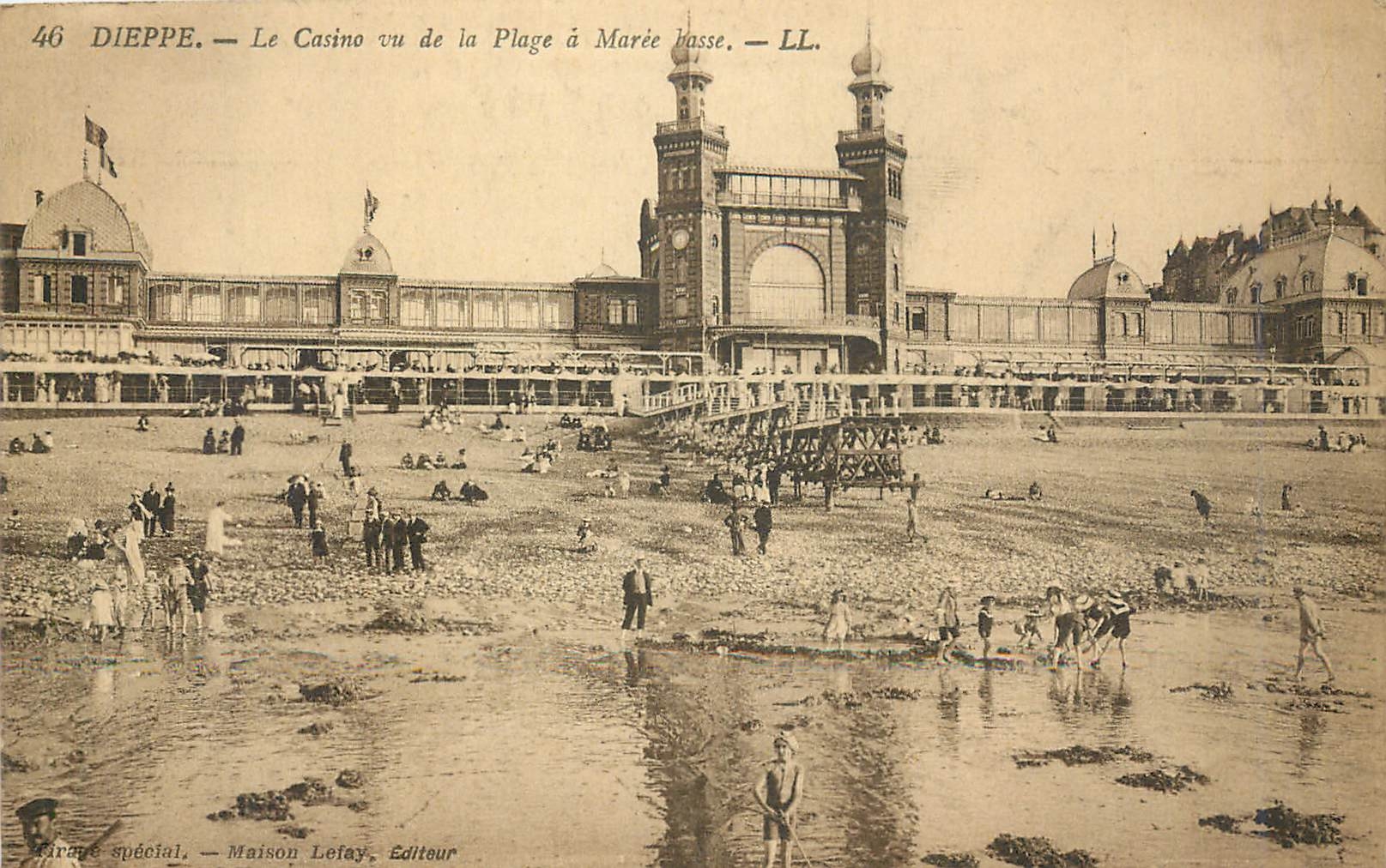 CPA Dieppe Le Casino vu de la Plage a Maree basse 