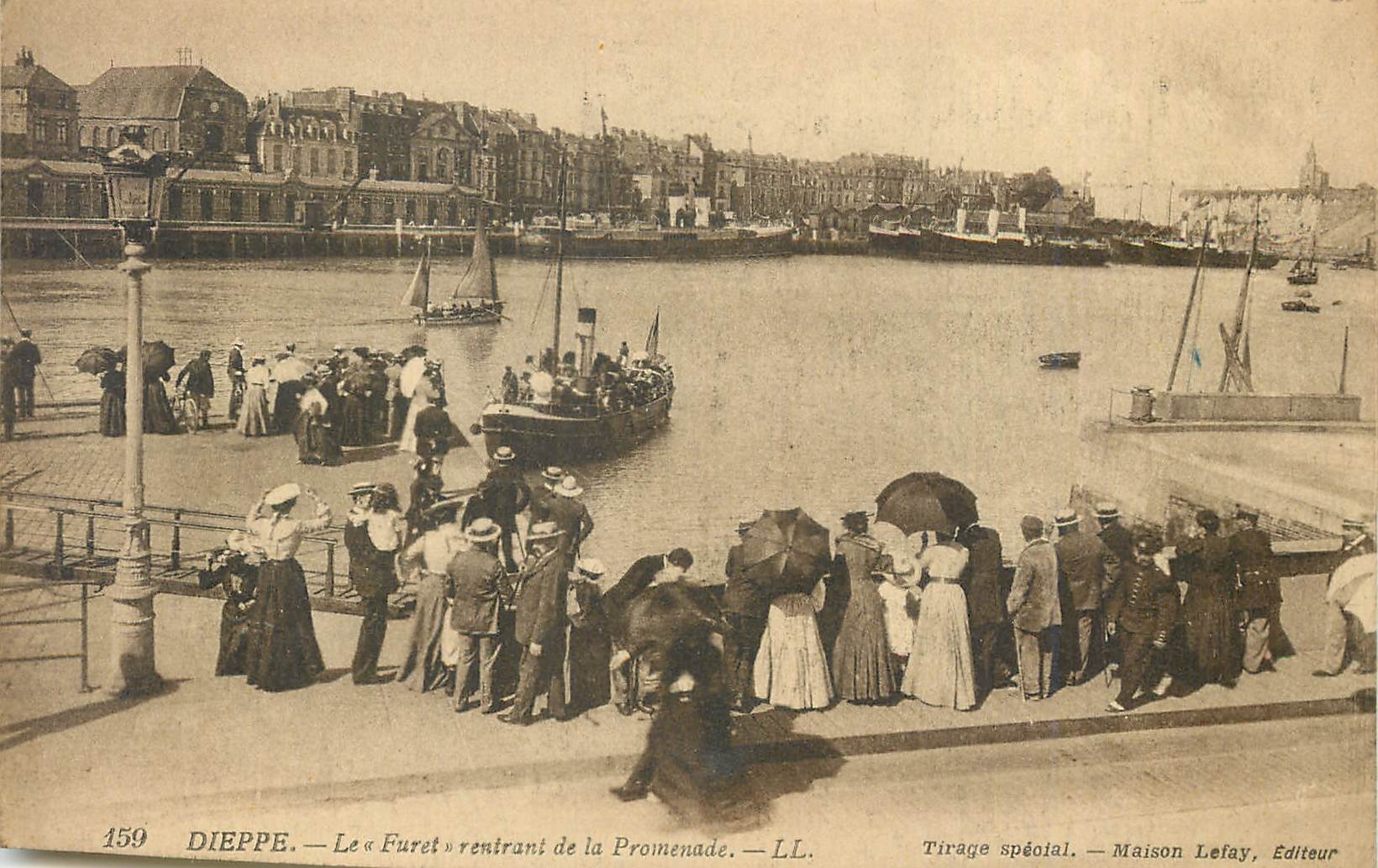 CPA Dieppe Le Furet rentrant de la Promenade Bateau