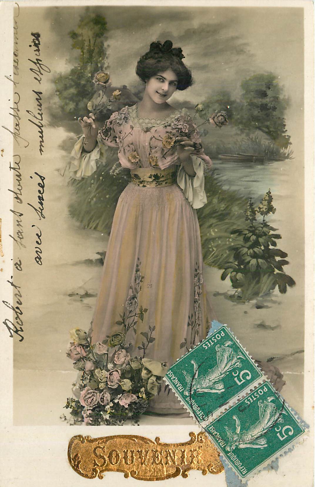 Jeune femme en robe de style Art Nouveau — Souvenir — éditeur inconnu, n° de série non visible