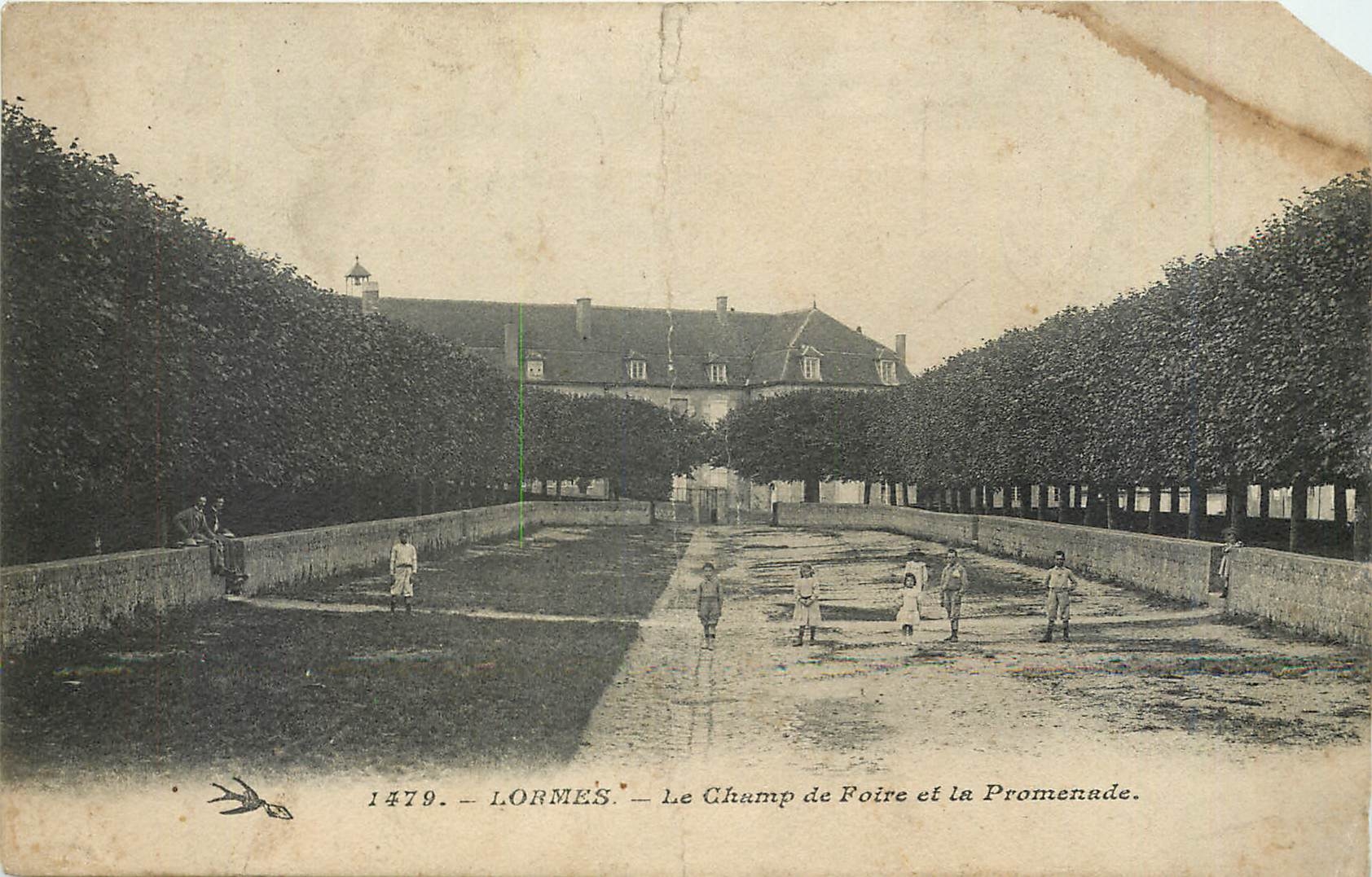 CPA Lormes Le Champl de Foire et la Promenade 