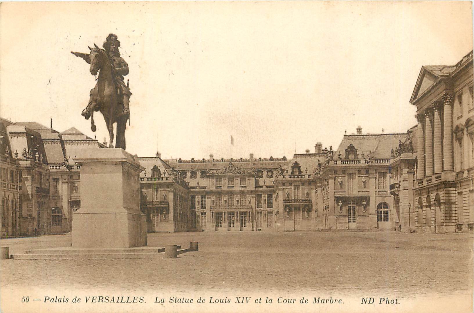 Palais de VERSAILLES — La Statue de Louis XIV et la Cour de Marbre — ND Phot.