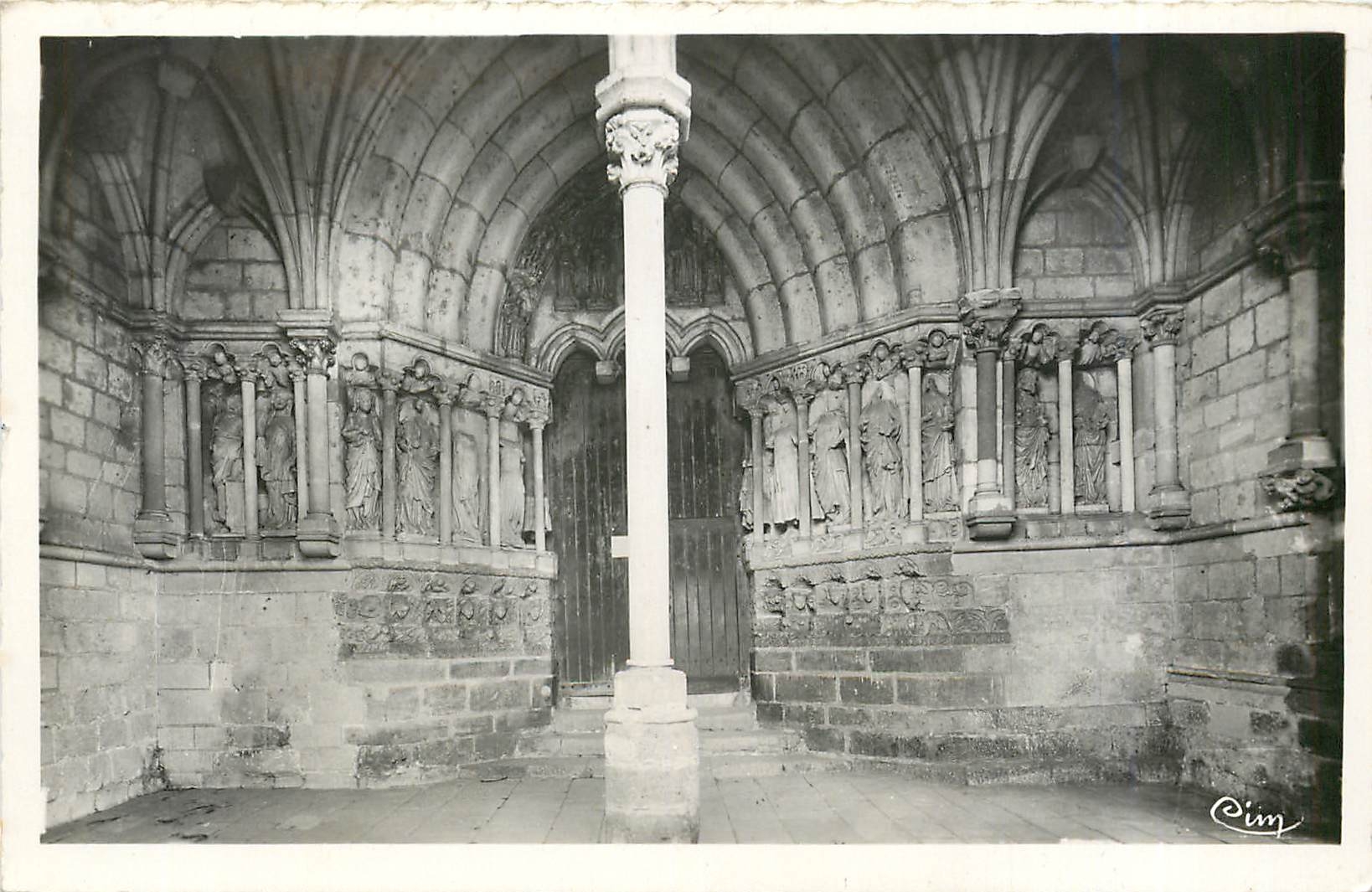 CPA Candes St Martin L et L Porche Nord de l'Eglise Collegiale 