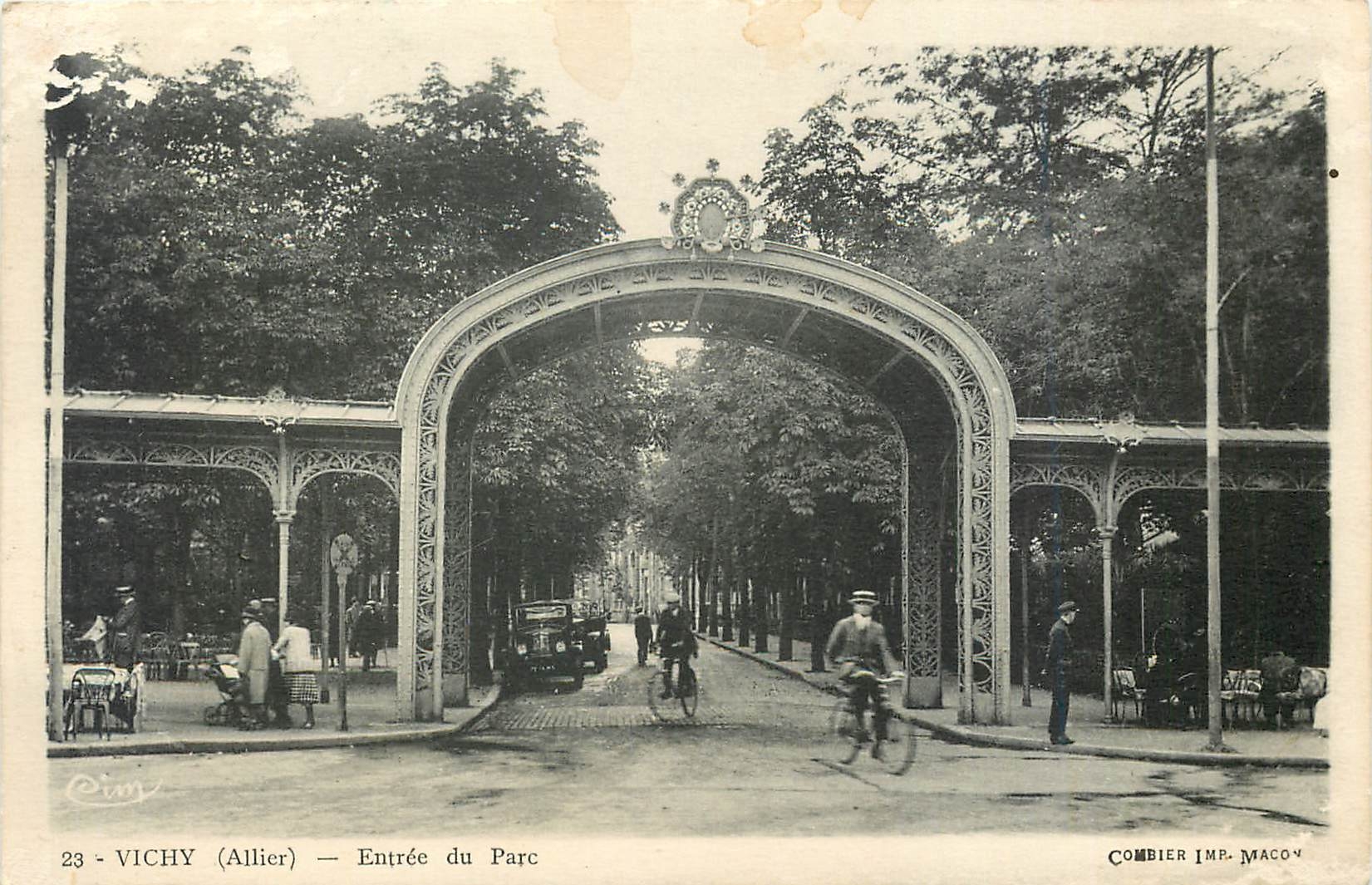CPA Vichy Allier Entree du Parc 