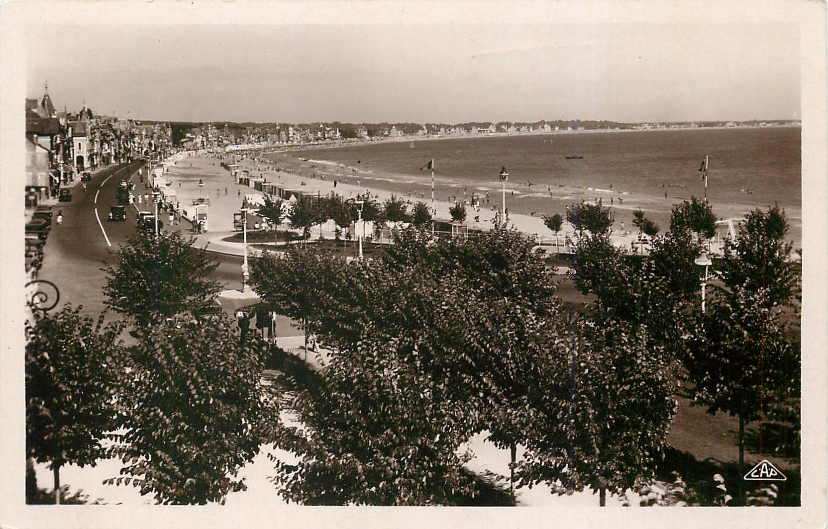 La Baule — Vue sur la Plage — éditeur C.A.P. n°437