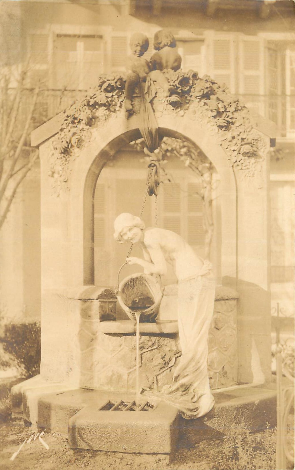 CPA Pau La fontaine de l'avenue Thiers Fontaine Gabard