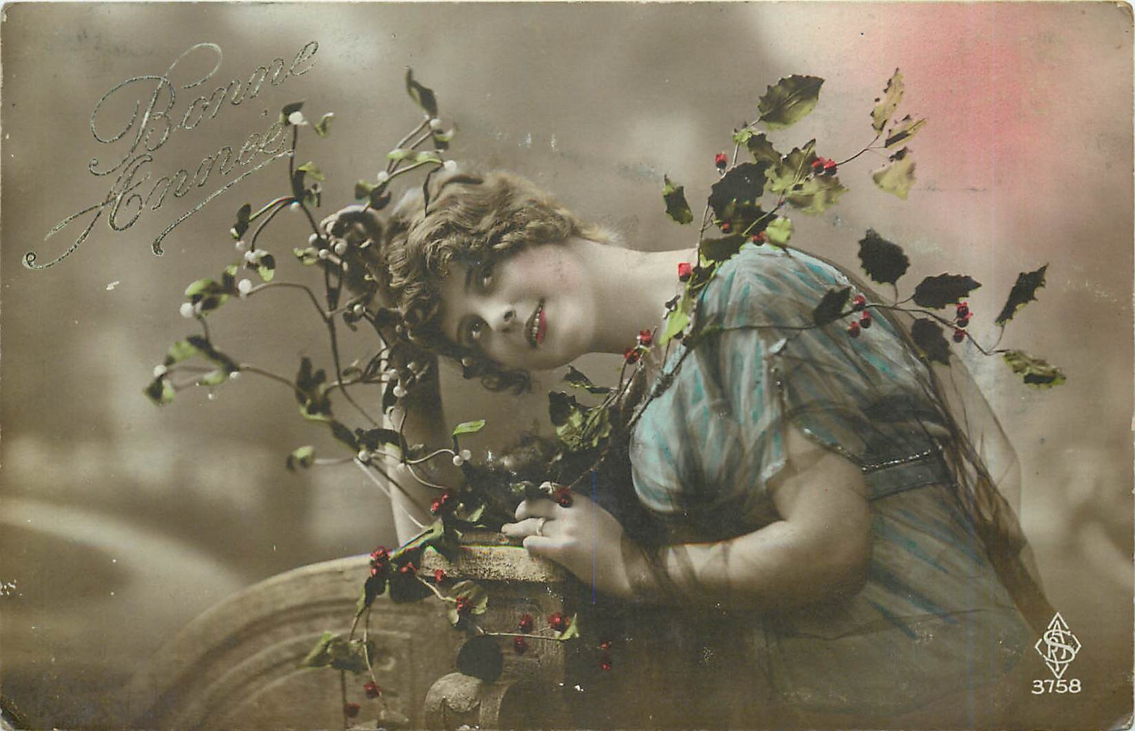 Jeune femme entourée de branches de houx — Bonne Année — éditeur S.D.S. n° 3758