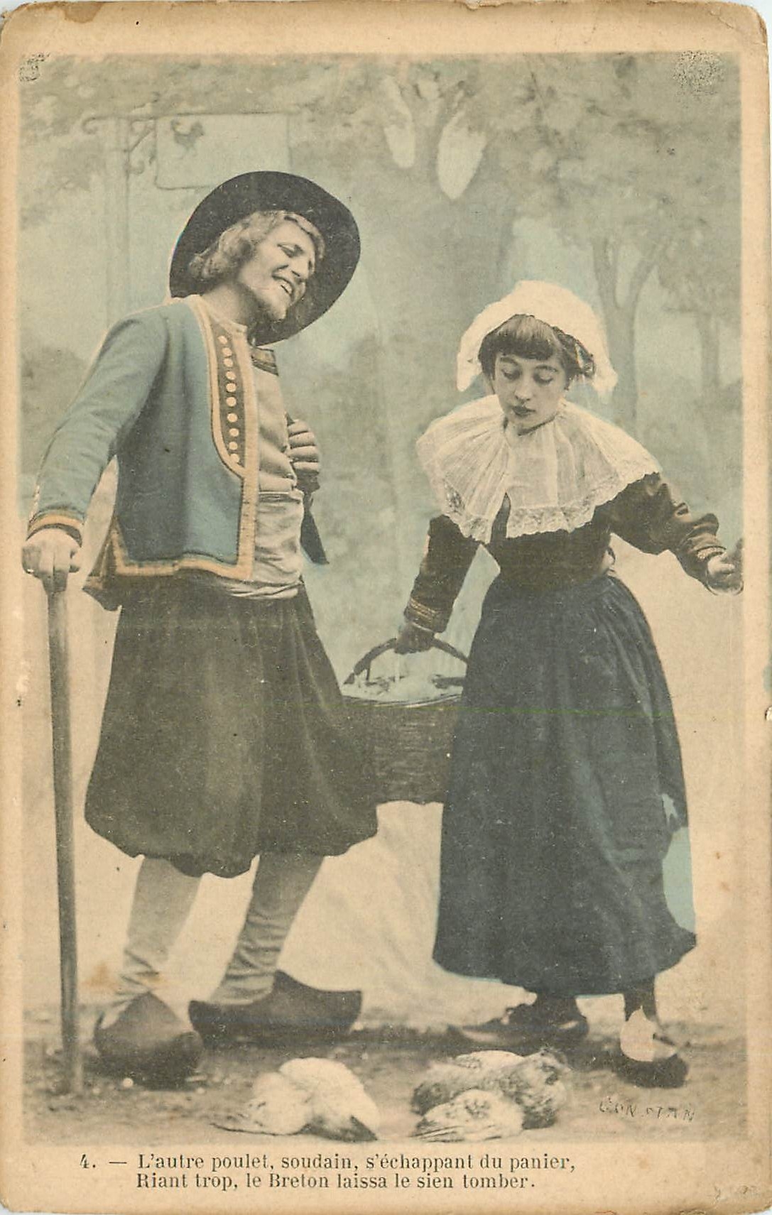 CPA L'Autre poulet soudain s'echappant du panier Riant trop le Breton laissa le sien Tomber 