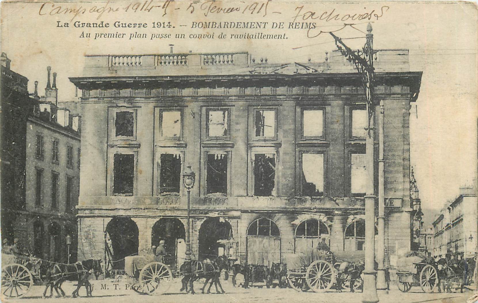 Bombardement de Reims — Au premier plan passe un convoi de ravitaillement — M.T. PAGÈS