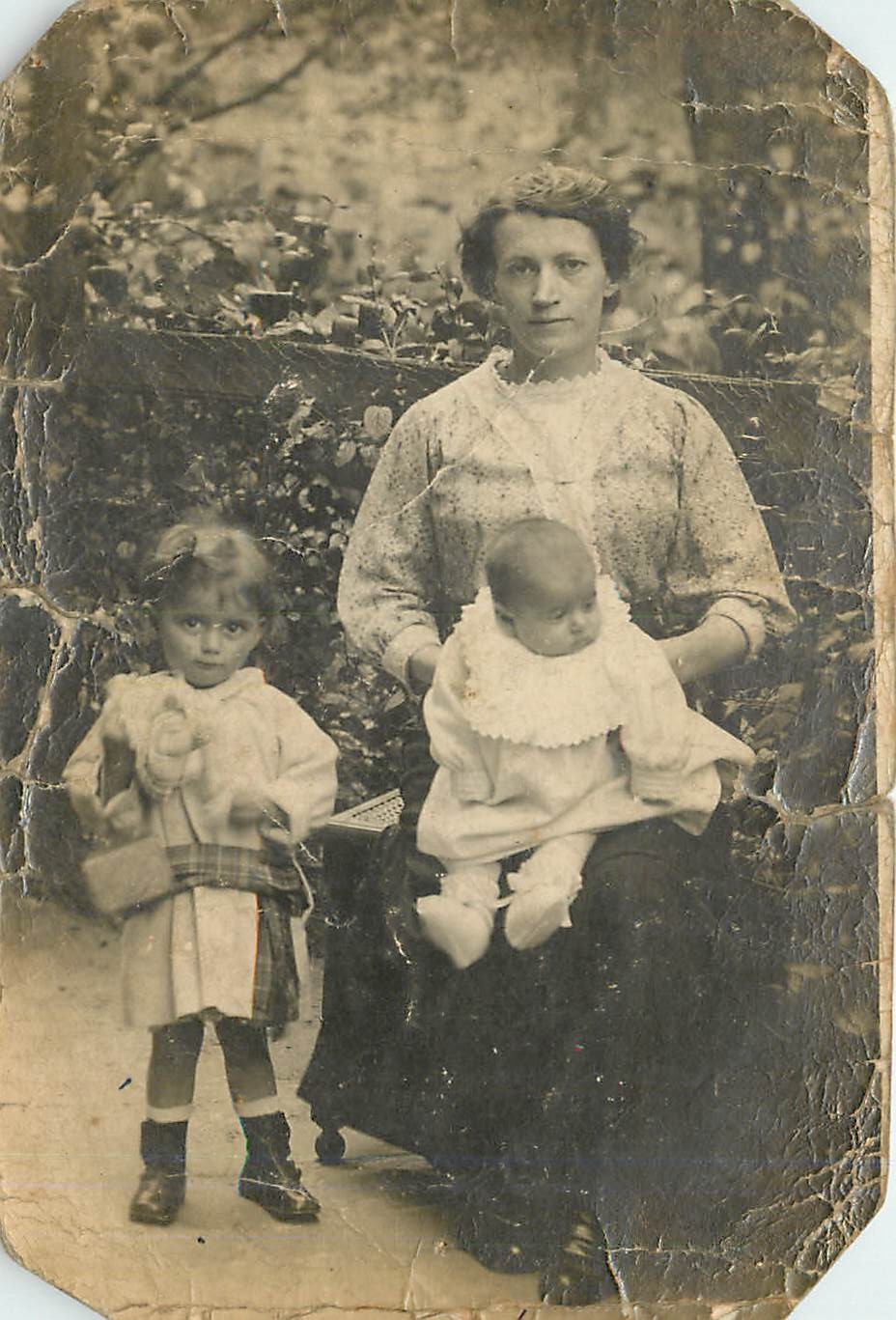 Femme avec deux enfants — jardin — Carte postale