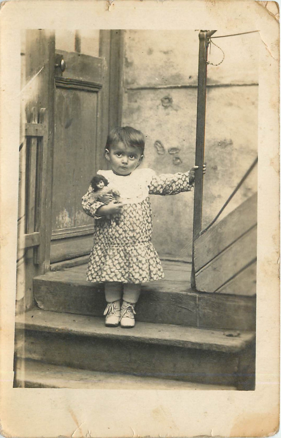 CARTE PHOTO Enfant Poupee