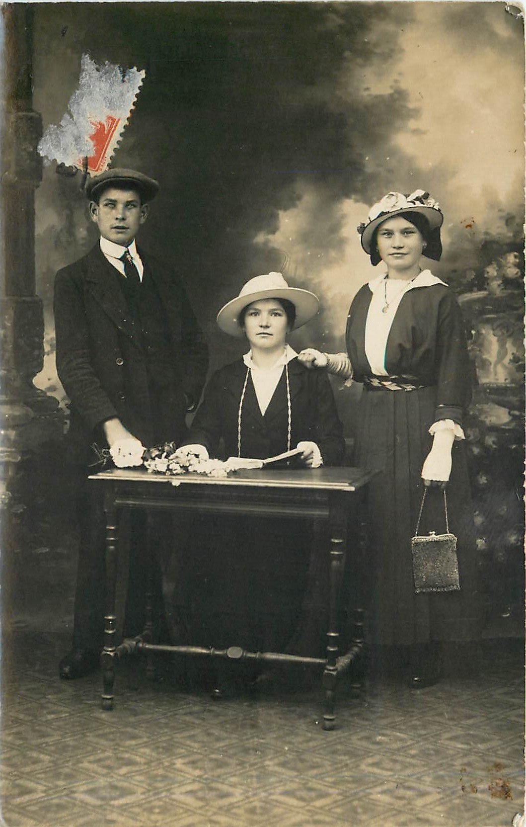 Portrait de trois personnes — studio — éditeur inconnu, n° de série non visible