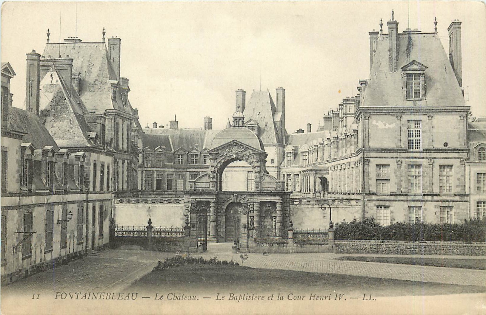 Fontainebleau — Le Château — Le Baptisterre et la Cour Henri IV — LL.
