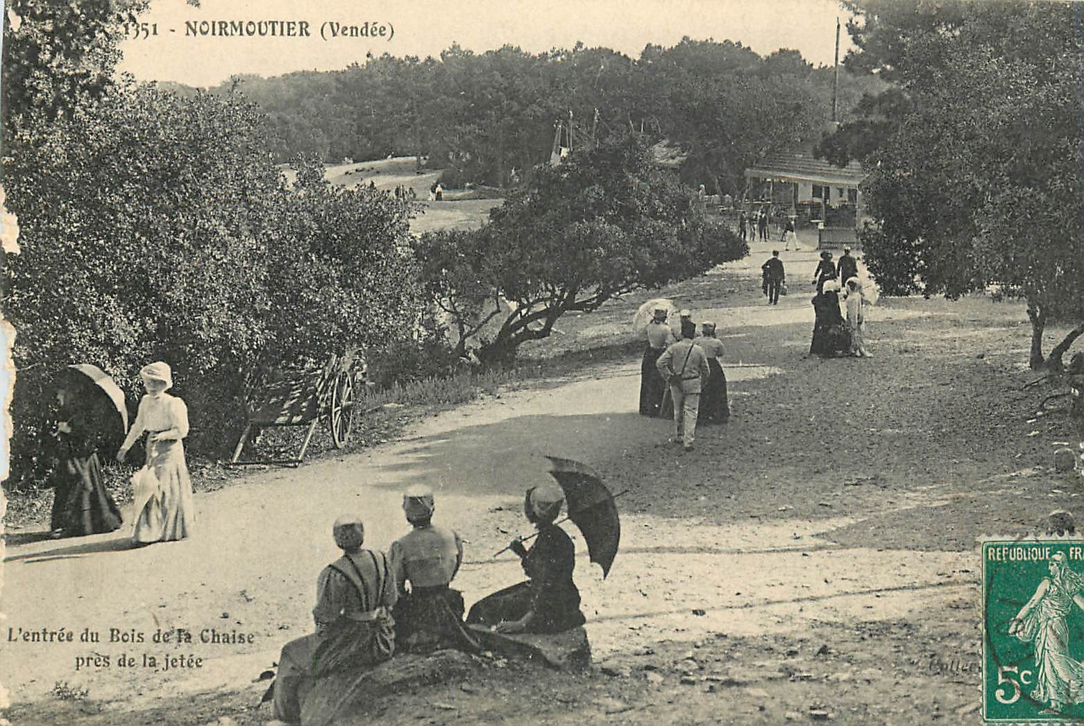 CPA Noirmoutier Vendee L'entree du Bois de la Chaise pres dela jetee