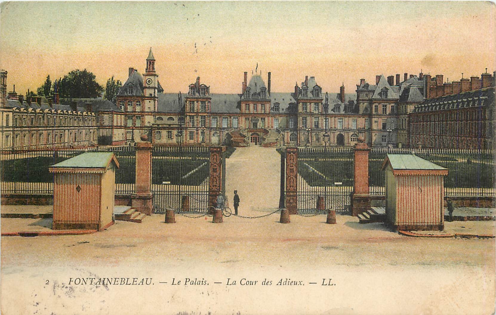 Fontainebleau — El Palacio — La Cour des Adieux — LL.