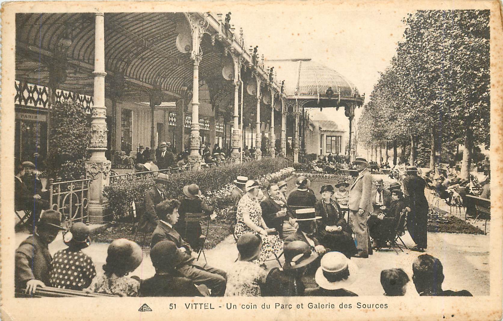CPA Vittel Un coin du Parc et Galerie des Sources 