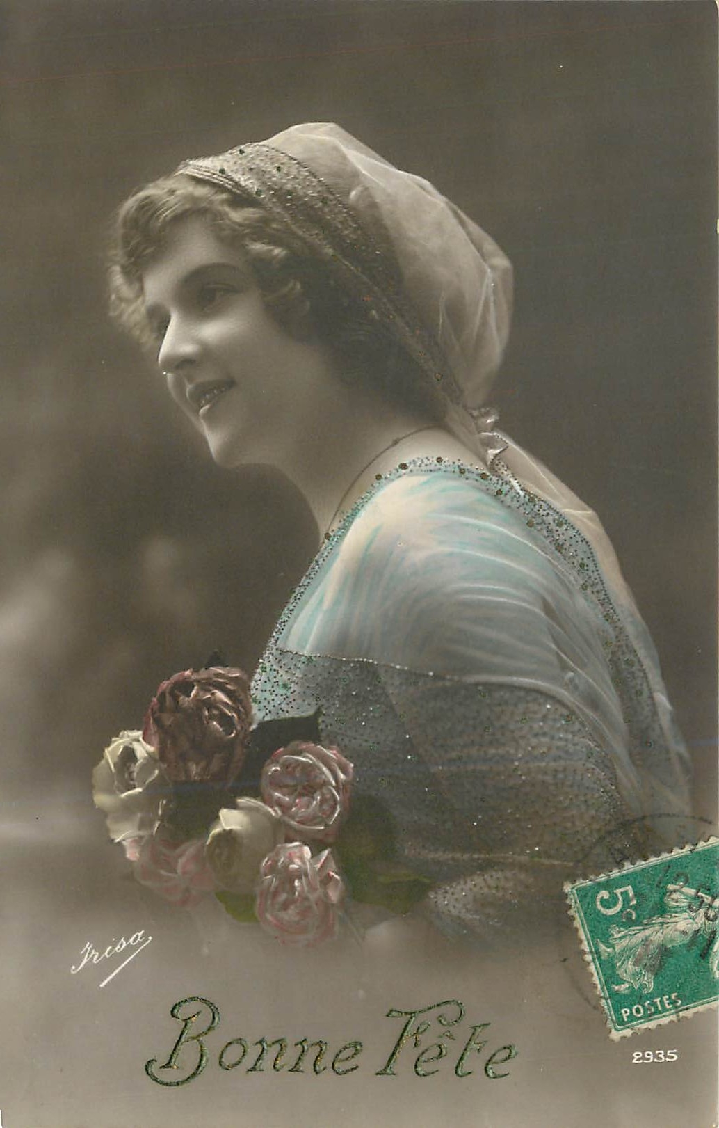 Femme en voile — avec bouquet de roses — éditeur Irisa, n° 2935