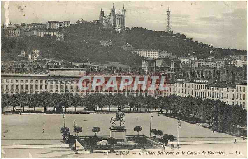CPA Lyon La Place Bellecour et le Coteau de Fourviere 
