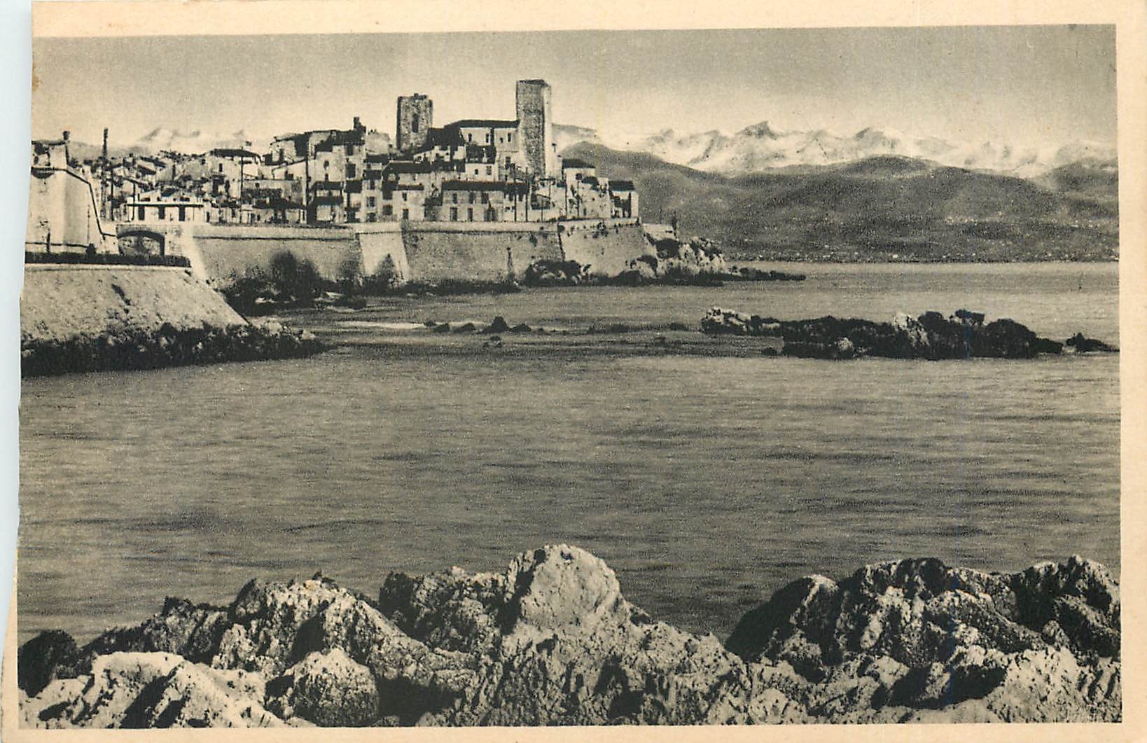 Antibes — vue sur la mer et la chaîne des Alpes — Edit. Loel, Nice