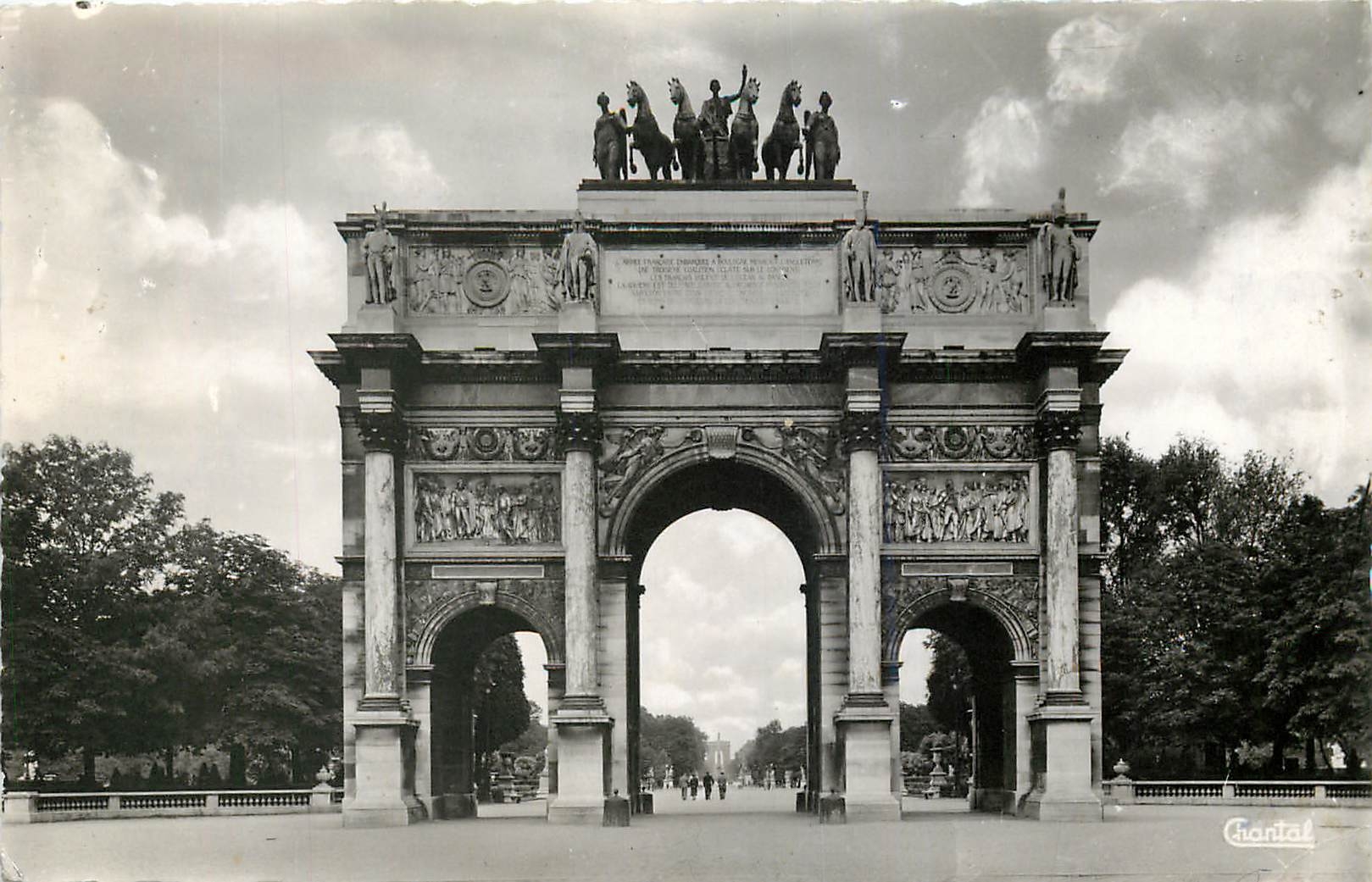 CPA Paris Le Carrousel Perspective sur l'Obelisque et l'Arc de Triomphe 